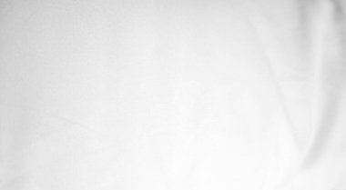 Beyaz dalga kumaşı izole edildi. Soyut eğimli ipek arkaplan ve kopyalama alanı.