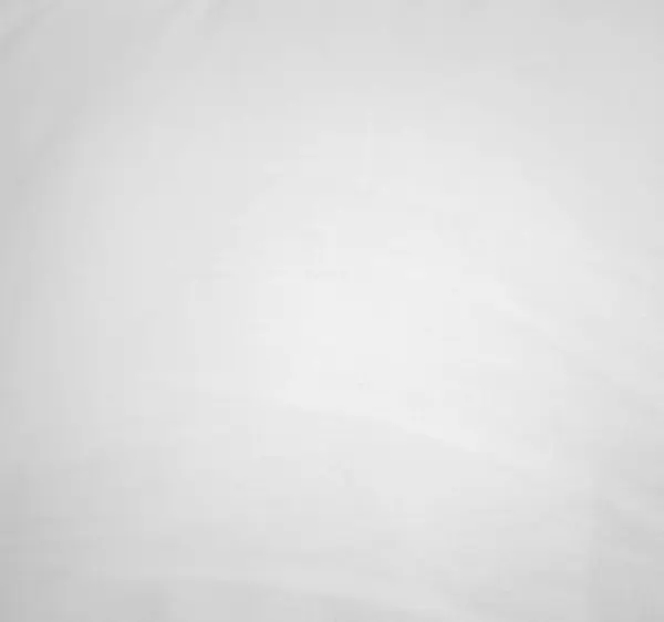 Beyaz dalga kumaşı izole edildi. Soyut eğimli ipek arkaplan ve kopyalama alanı.