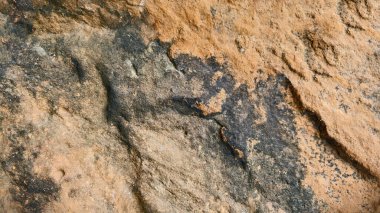 Geniş ve geniş bir geçmişi var. Çatlak taş dokusu