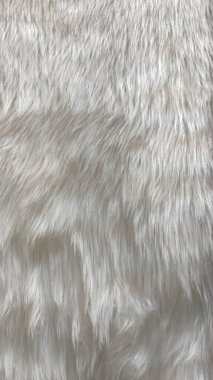 Temiz, yeni ve tüylü sahte bir kürk halı yüzeyinin yakın çekimi.