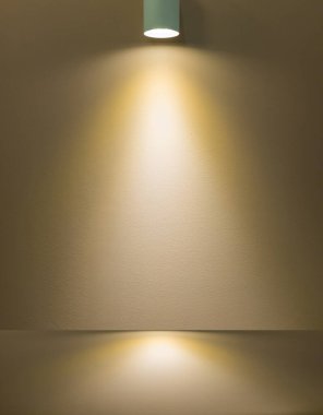 Stüdyo odası lüks geçmişi. Klasik kahverengi sahne zemini ve aşağı doğru parlayan beyaz spot ışıkları..