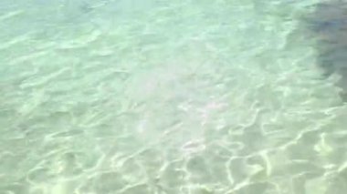 4K gerçek zamanlı video kaydı. Tropiklerde öğleden sonra sahilde açık deniz dalgaları..