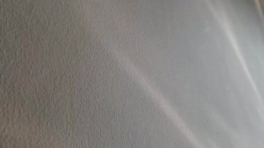 4K gerçek zamanlı video kaydı. Beton duvarlardaki suyun yansıması..