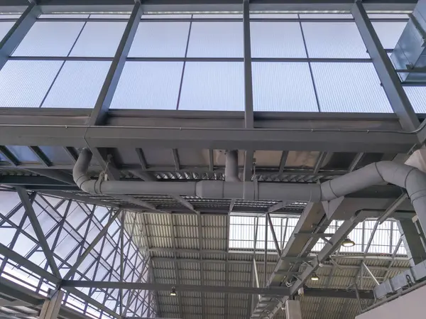 Binanın içinde oluklar olan restoran çatısının alçak açılı görüntüsü.