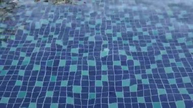 4K gerçek zamanlı video kaydı. Yüzme havuzundan temiz dalgalar