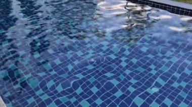 4K yavaş çekim video kaydı. Yüzme havuzundan temiz dalgalar