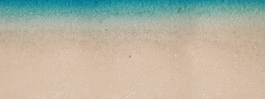 Açık mavi deniz ve kumlu plaj güneşli ve açık bir günde. Tatil gezisi için güzel doğa resmi