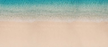 Açık mavi deniz ve kumlu plaj güneşli ve açık bir günde. Tatil gezisi için güzel doğa resmi