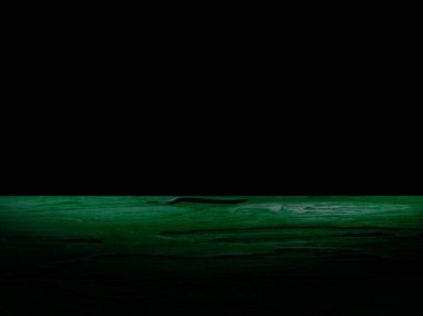 Siyah arka planda yeşil kaba ahşap masa. Ticari ürünleri göstermek için sahne ve düşük ışık.