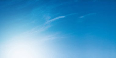 Gökyüzü 'nün geniş ve geniş arkaplan yapısı kısmen bulutlu. Açık gökyüzü manzarası ve aşağıdaki beyaz güneş ışığı.