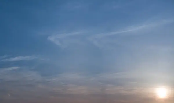 Gökyüzü 'nün geniş ve geniş arkaplan desenli bulutlu hali. Açık gökyüzü manzarası ve aşağıdaki beyaz güneş ışığı.