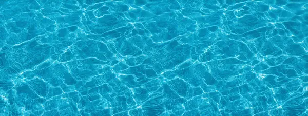 Turkuaz ve bulanık deniz dalgaları. Koyu kumlu arkaplan.