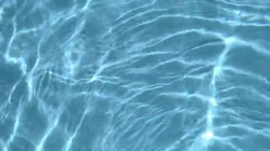 4K yavaş çekim video kaydı. Su yüzeyine yansıyan temiz su dalgaları ve güneş ışığı.