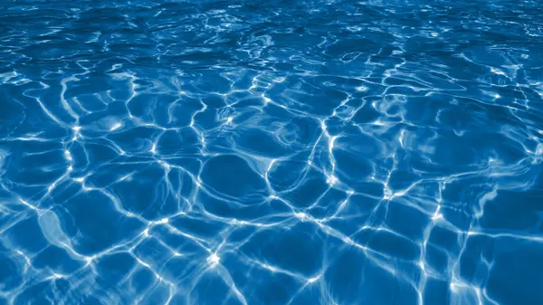 Parlak su dalgaları ve güneş ışığı su yüzeyine vuruyor. Modern mavi fütürist arkaplan