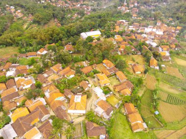 Kuzey Cikancung - Endonezya 'daki dağlık yamaçlar boyunca uzanan evler ve pirinç tarlaları hakkında soyut Odaklanmış Bulanık Arkaplan Havadan Görünümü. Odaklanma