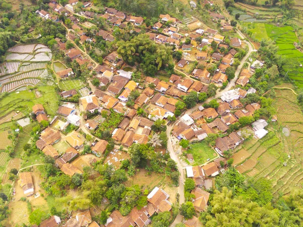 要旨赤外線背景Cikancung北部の山岳斜面に沿った住宅や水田の空中ビュー インドネシア フォーカスじゃない — ストック写真