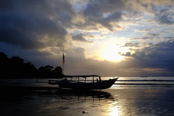 Solnedgång Solnedgång Med Siluetter Fiskebåtar Stranden Pangandaran Indonesien — Stockfoto