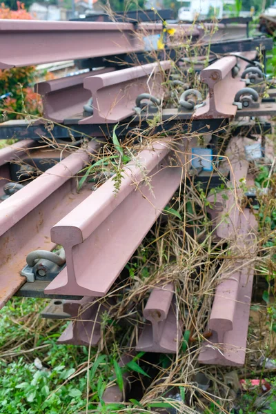 成堆的废弃铁轨发霉 充满了野生植物 印度尼西亚 — 图库照片