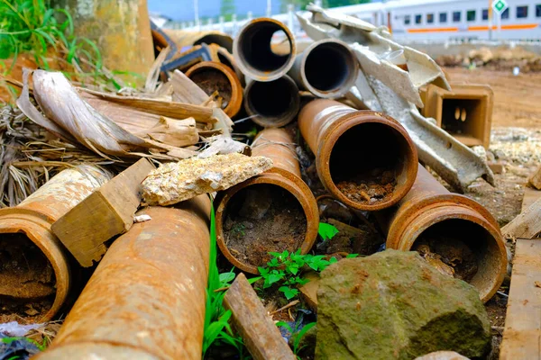 万隆地区的一堆废弃和生锈的地下管道 印度尼西亚 — 图库照片