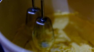 Bandung-Endonezya 'daki karıştırıcı kasesinde dönen hamur mikserinin görüntüsü