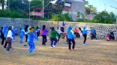 Bandung, Batı Java, Endonezya - 26 Şubat 2023: Pazar günü çok sayıda orta yaşlı kadının jimnastik yaptığı görüntüler