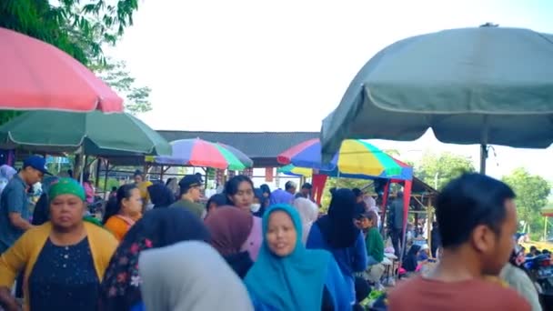 印度尼西亚西爪哇万隆 2023年3月10日 周日上午在市场中央人群中散步的镜头 — 图库视频影像