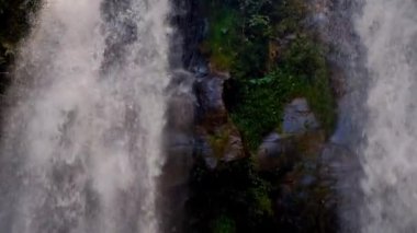 Bandung, Endonezya 'da altında gökkuşağı olan ikiz şelalelerin çekim görüntüleri