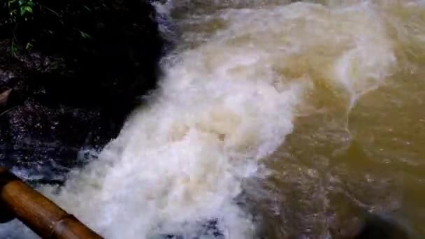 印度尼西亚万隆下水道涌出的涌出水流的镜头 — 图库视频影像