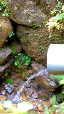 Bandung, Endonezya 'daki bir borudan akan suyun dikey görüntüsü