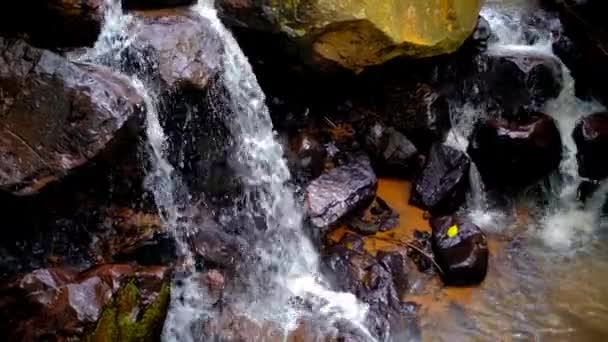 Video Imágenes Agua Que Fluye Una Grieta Las Rocas Ciudad — Vídeos de Stock