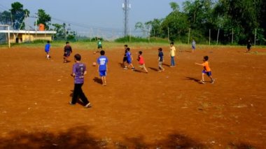 Bandung, Batı Java, Endonezya - 10 Mart 2023: Faaliyet Görüntüleri. Endonezya 'nın Bandung bölgesinde futbol oynayan çocukların videosu.