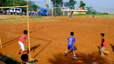 Bandung, Batı Java, Endonezya - 10 Mart 2023: Faaliyet Görüntüleri. Endonezya 'nın Bandung bölgesinde futbol oynayan çocukların videosu.