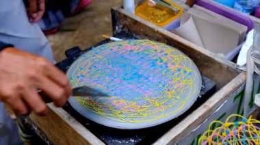 Sokak Yemekleri. Bandung City, Endonezya 'daki bir markette renkli ağ krepleri servis eden bir gıda tedarikçisinin videosu.