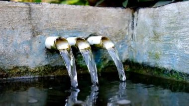 Water Flow Görüntüsü. Bandung - Endonezya 'daki koi balığı havuzu sirkülasyon filtre borusundan akan su videosu