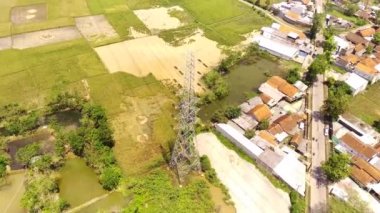 Drone Videoo. Bandung - Endonezya 'nın dışındaki Cikancung bölgesinde bulunan kulenin ve güç ikmal istasyonunun hava görüntüsü.