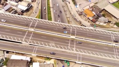 Hava Çekimi. Araç trafiğinin yoğun bir kesişiminin sinematik görüntüleri. Cileunyi 'de, Endonezya Bandung şehrinin kıyısında.