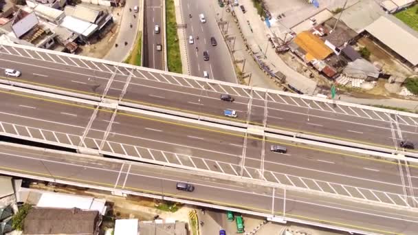 空中的影像 拍摄了一个繁忙的车辆交叉口的电影 位于印度尼西亚万隆市边缘的Cileunyi — 图库视频影像