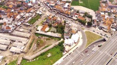Hava Çekimi. 2023 Kurban Bayramı 'nda Cileunyi bölgesindeki trafik sıkışıklıklarının hava görüntüsü, Bandung - Endonezya