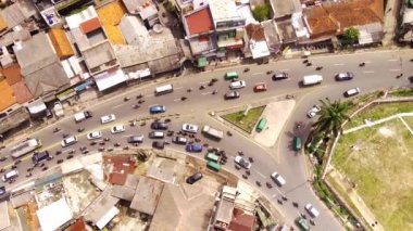 Hava Çekimi. Öğlen Cileunyi bölgesindeki bir kavşakta araç trafiğinin en üst görüntüsü, Bandung - Endonezya