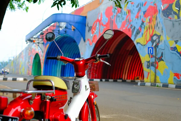 自動車写真 インドネシア バンドン シティ オーバーパス前の赤と白のクラシック ホンダ スーパー カップC90スーパー デラックスの肖像写真 — ストック写真