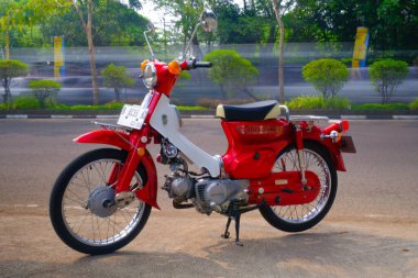 Otomotiv fotoğrafçılığı. Endonezya 'nın Bandung bölgesinde klasik Honda Super Cub C90 Super Deluxe' un uzun pozu