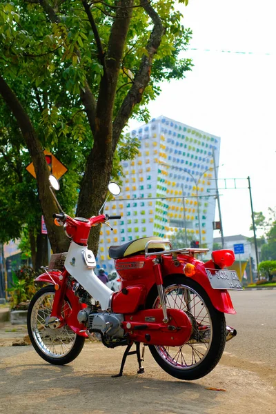 汽车摄影 印度尼西亚万隆市立交桥前 一个红色和白色经典本田超级小熊C90超级豪华造型的肖像照片 — 图库照片
