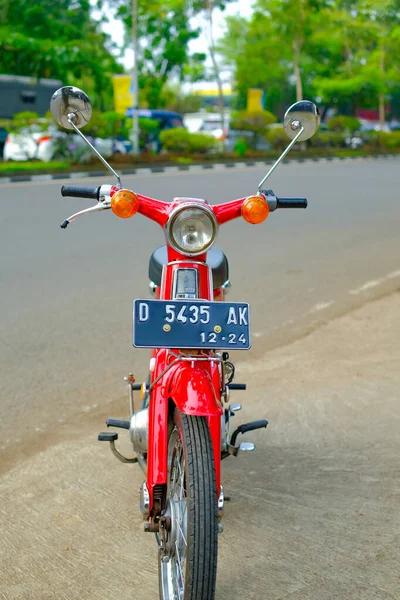 Bilfotografi Porträtt Foto Röd Och Vit Classic Honda Super Cub — Stockfoto