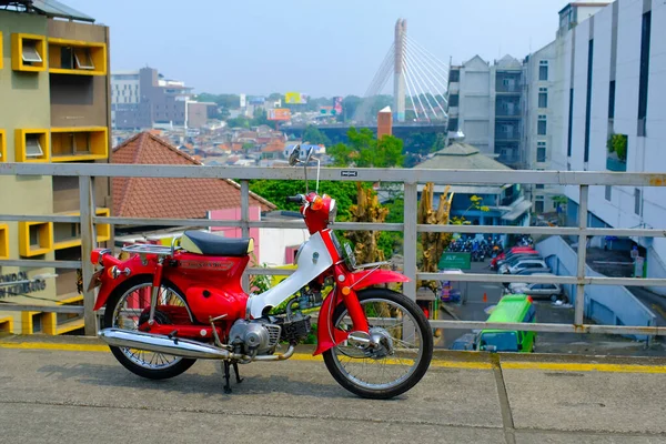 자동차 전형적 C90 디럭스 빨간색 인도네시아 반둥에 쇼핑몰 옥상에 주차되어 — 스톡 사진