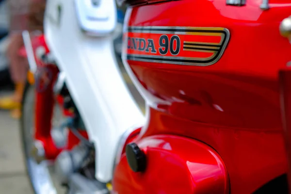 Automobilfotografie Nahaufnahme Einer Rot Weißen Klassischen Honda Super Cub C90 — Stockfoto