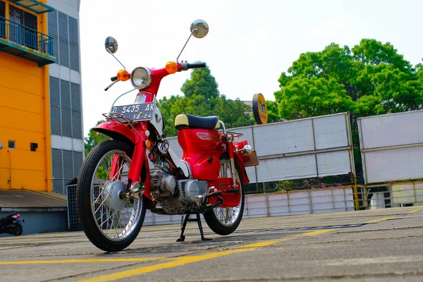 Bilfotografi Classic Honda Super Cub C90 Super Deluxe Röd Och — Stockfoto