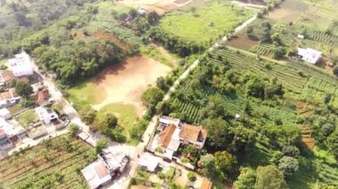 Hava Videosu. Manglayang Dağı 'nın yamaçlarındaki yerleşim bölgesinin görüntüsü. Bandung - Endonezya