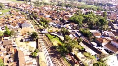 Endüstriyel çekim. Demiryolu geçidinin manzaralı görüntüsü. Cicalengka İstasyonu, Bandung Şehri - Endonezya