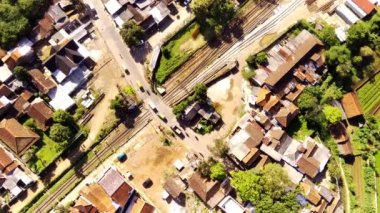 Endüstriyel çekim. Demiryolu kavşağındaki trafik araçlarının üst görüntüsü. Cicalengka İstasyonu, Bandung Şehri - Endonezya