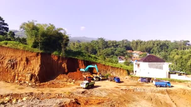 産業用映像 Manglayang丘の斜面に土壌や岩の掘削のパララックスショット バンドン市の端に位置する インドネシア — ストック動画